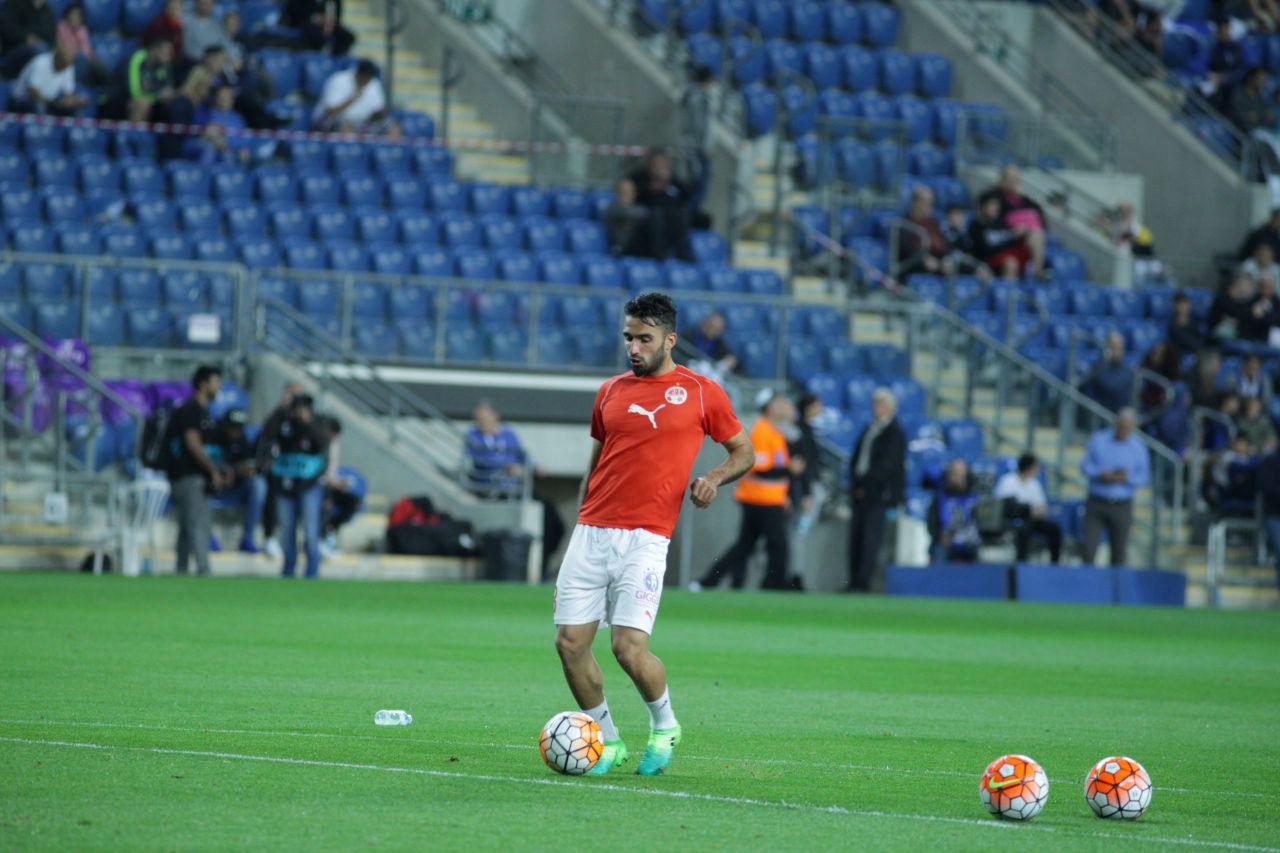 וובה בראון בחימום במושבה. הקשר האחורי באמצע היה חלש והוחלף (צילום: אסף חיימוביץ')